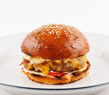 Бургер с мраморной говядиной и соусом айоли