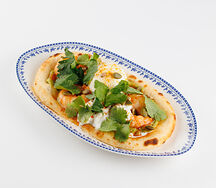 Домашняя лепешка с креветками, страчателлой и мягко сваренным яйцом