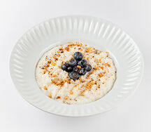 Рисовая каша с ягодами