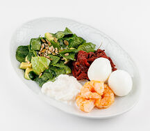 Мягко сваренное яйцо с креветками, авокадо, страчателлой