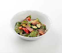 Салат с тунцом, авокадо и узбекскими томатами