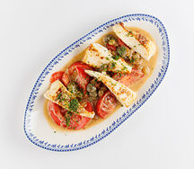 Жареный сыр с томатами и изюмом