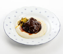 Говяжья щека с картофельно-сельдереевым пюре и огурцами пикули