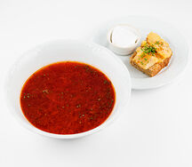 Борщ с говяжьей щекой, фасолью и копченой гривой