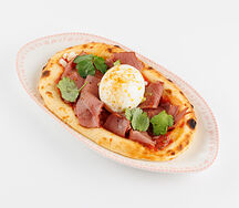 Домашняя лепешка с кониной, протертыми томатами и моцареллой