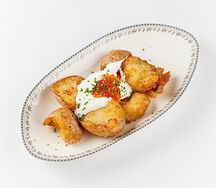 Запеченный картофель со сметаной и красной икрой 