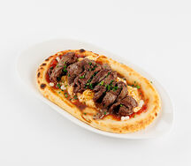 Домашняя лепешка с говяжьей вырезкой и скрэмблом