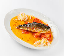 Сибас с томатами и маринованным фенхелем