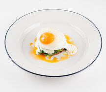 Картофельный хашбраун с бифштексом и глазуньей