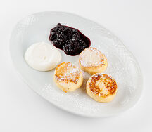 Сырники с джемом из черной смородины