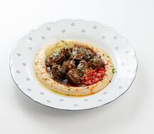 Томленая баранина с хумусом и томатной сальсой 