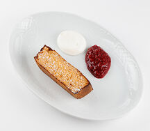 Запеканка из томленого творога с малиной