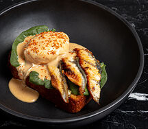 Угорь, бриошь, яйцо пашот, унаги, ремулад