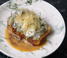 Щёчки бычка, яйцо пашот, бриошь, трюфельный дрессинг