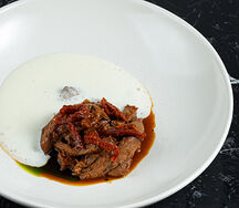 Копченая конина с перечным соусом и картофельным муссом