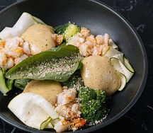 Салат с креветкой, брокколи, цукини и грибным понзу