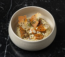 Хумус с печеной тыквой и голубым сыром