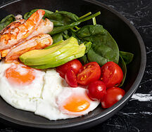 Тигровые креветки, глазунья, авокадо