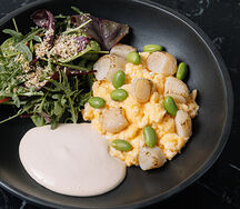 Курильcкий гребешок, скрэмбл, микс-салат, орех пекан, трюфельный крем