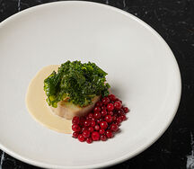 Рулет из кролика с кейлом и маринованной брусникой