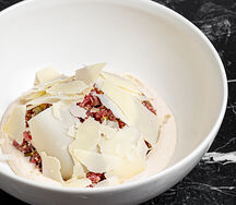 Тартар из мраморной говядины с трюфельным кремом