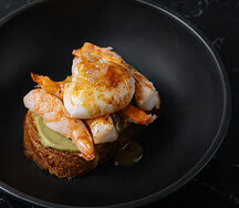 Тигровые креветки, бриошь, яйцо пашот, гуакамоле, апельсиновый дрессинг