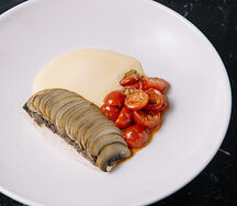 Куриное филе с грибным кремом и соусом голландез