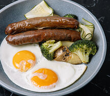 Колбаски из утки, глазунья, брокколи, бэби-картофель