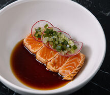 Татаки из сёмги с понзу, редисом и кинзой