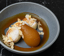 Сырники, солёная карамель, груша, миндаль