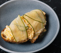 Куриное филе, тартин, скрэмбл, цукини в маринаде