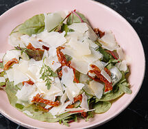 Зелёный салат Top Harvest с вялеными томатами и сыром грана падано