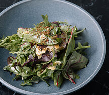 Микс салата с кальмаром, муссом из баклажана и копчёной грушей