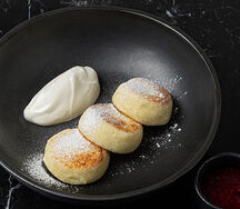 Сырники, малиновое варенье, сметана