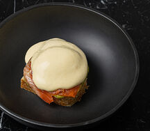 Light лосось, тартин, яйцо пашот, сливочный сыр, гуакамоле, соус голландез