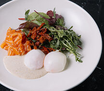 Лосось, яйцо пашот, вяленые томаты, микс-салат, ореховый соус