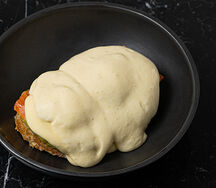 Лосось, тартин, яйцо пашот, сливочный сыр, гуакамоле, соус голландез