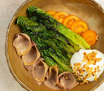 Обжаренные листья салата романо с говяжьим языком, томатом и сырным кремом
