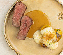 Телячья вырезка на углях с печеным картофелем и перечным соусом
