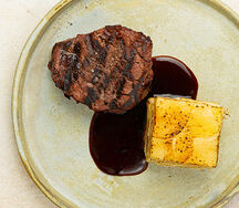 Стейк из конской вырезки с картофельным гратеном и соусом из кваса