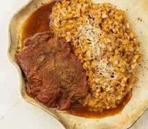 Томленая телятина с кашей из полбы
