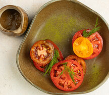 Фермерские томаты под фирменной заправкой
