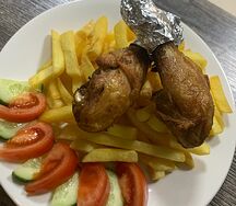 Голень с картофелем фри