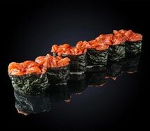 Гункан с лососем