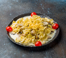 Фарфалле с курицей и грибами