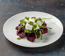 Салат с запеченной свеклой