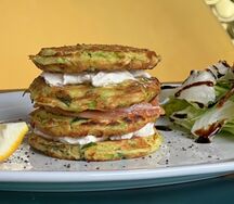 Зеленые оладьи с лососем 