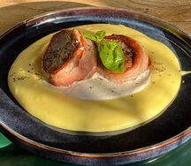 Медальоны из свинины в беконе