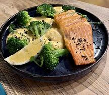 Лосось с брокколи и раковым муссом 