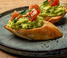 Брускетта с гуакамоле и томатами 